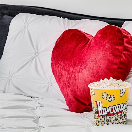 Appartamento Ari Cinema Apartament With 2M Videoproiector Arad Esterno foto