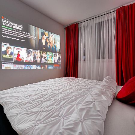 Appartamento Ari Cinema Apartament With 2M Videoproiector Arad Esterno foto