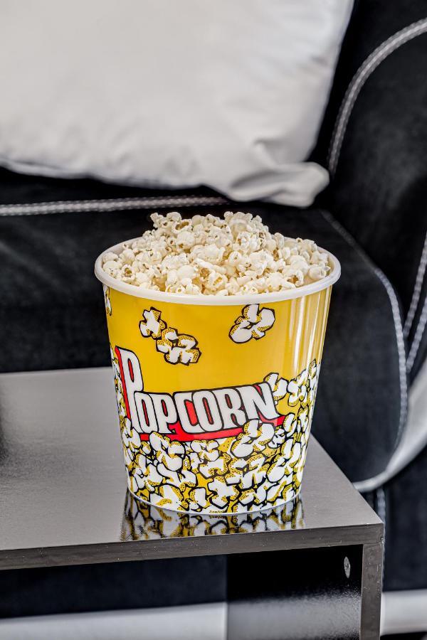 Appartamento Ari Cinema Apartament With 2M Videoproiector Arad Esterno foto