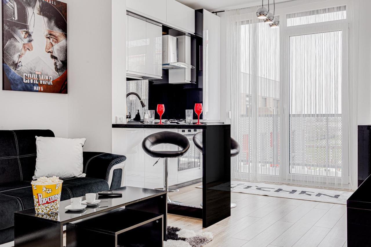 Appartamento Ari Cinema Apartament With 2M Videoproiector Arad Esterno foto