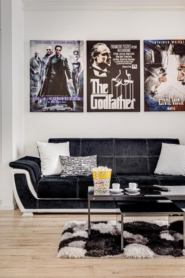 Appartamento Ari Cinema Apartament With 2M Videoproiector Arad Esterno foto