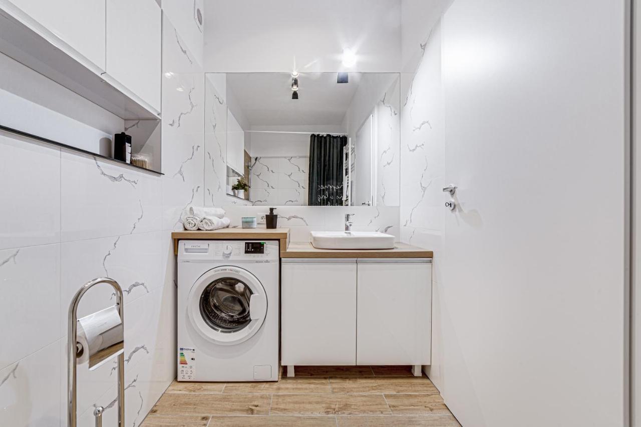 Appartamento Ari Cinema Apartament With 2M Videoproiector Arad Esterno foto