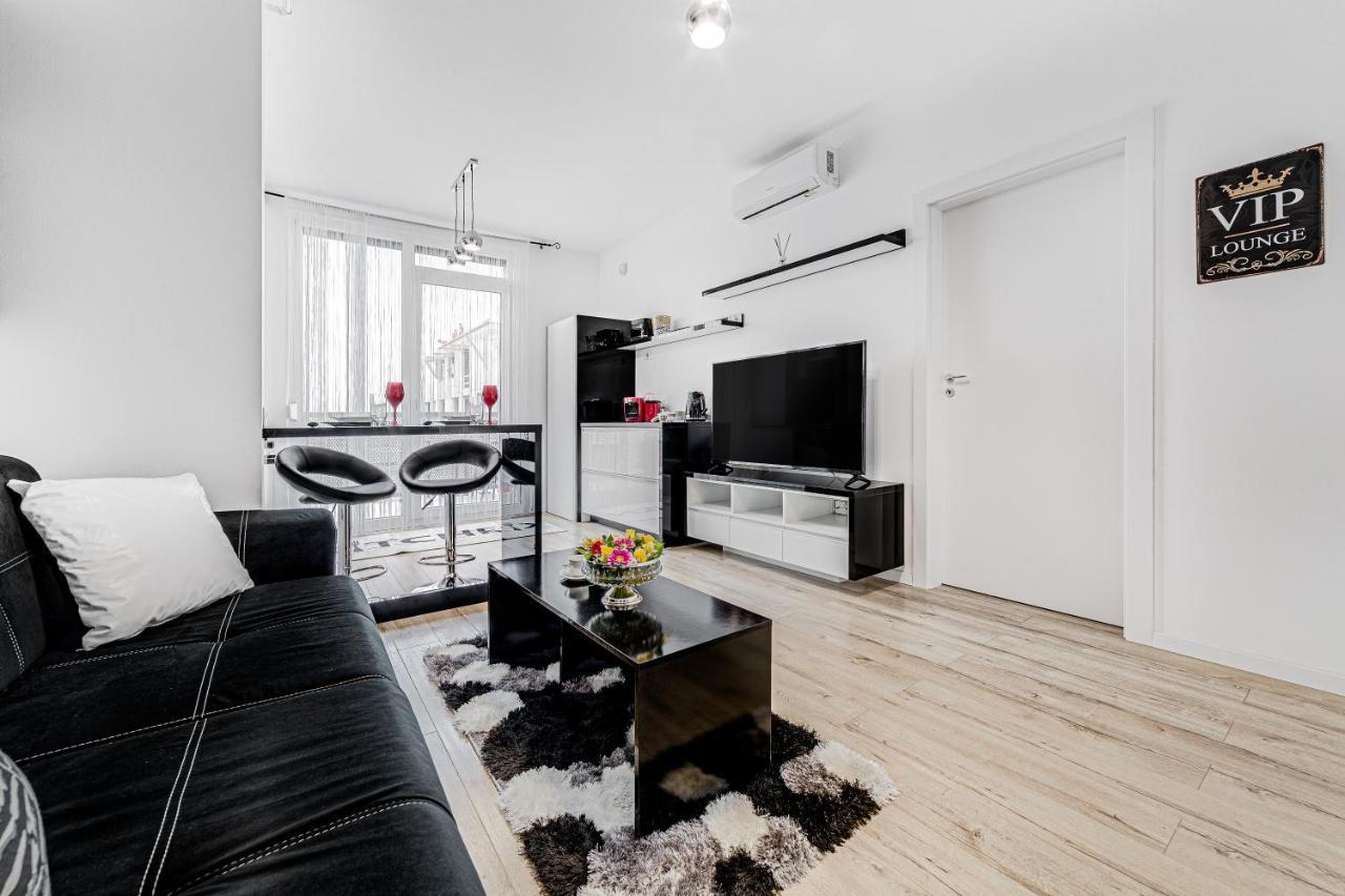 Appartamento Ari Cinema Apartament With 2M Videoproiector Arad Esterno foto