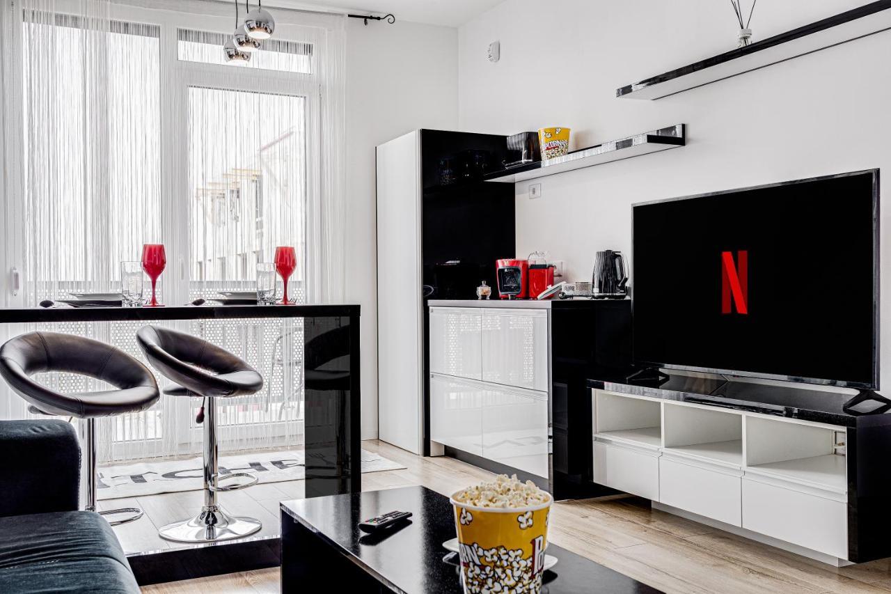 Appartamento Ari Cinema Apartament With 2M Videoproiector Arad Esterno foto