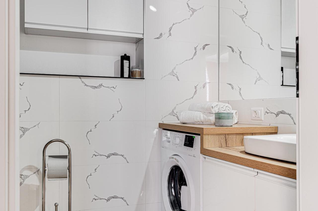 Appartamento Ari Cinema Apartament With 2M Videoproiector Arad Esterno foto
