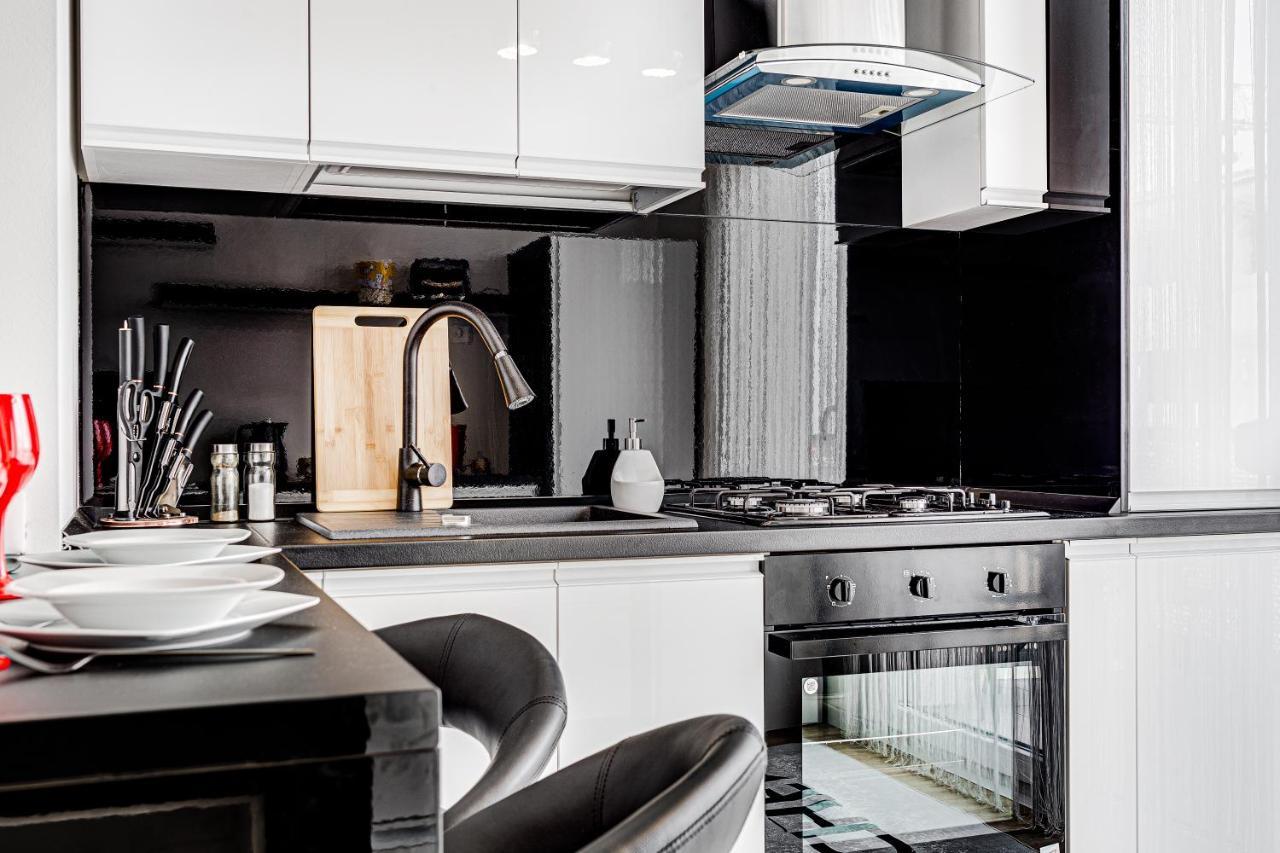Appartamento Ari Cinema Apartament With 2M Videoproiector Arad Esterno foto