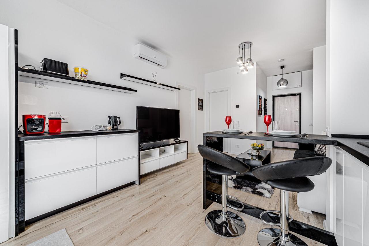 Appartamento Ari Cinema Apartament With 2M Videoproiector Arad Esterno foto