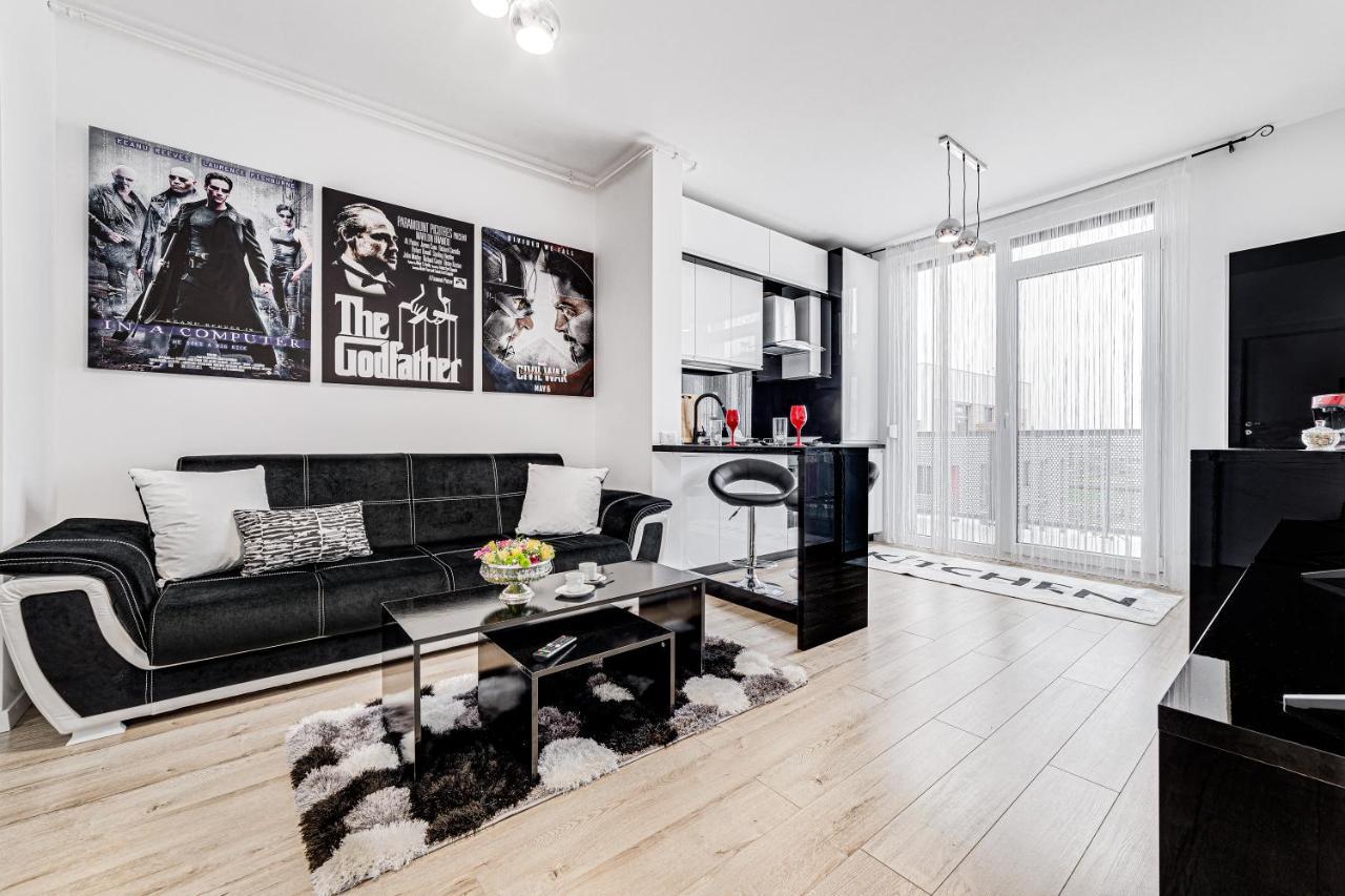 Appartamento Ari Cinema Apartament With 2M Videoproiector Arad Esterno foto