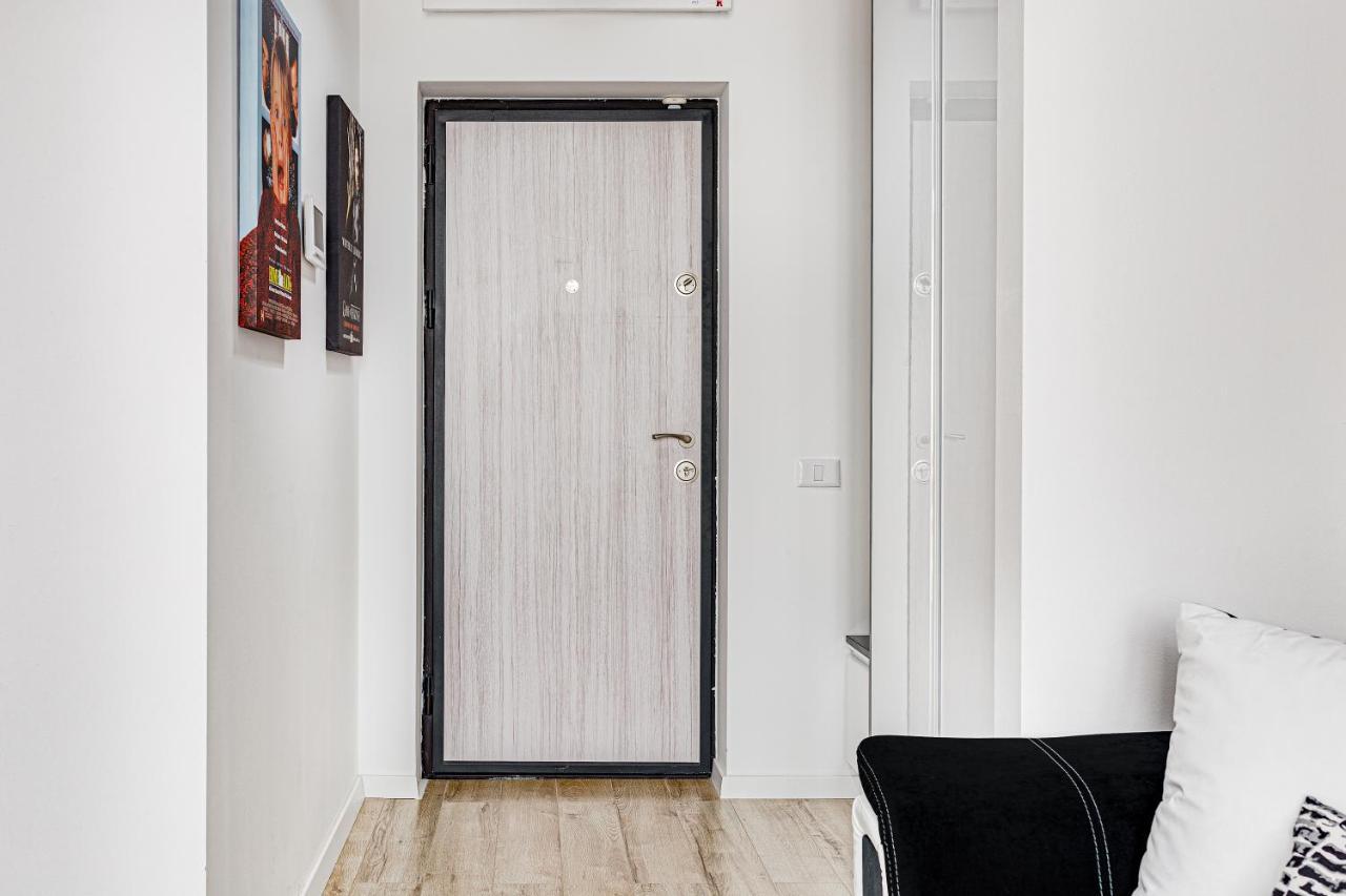 Appartamento Ari Cinema Apartament With 2M Videoproiector Arad Esterno foto