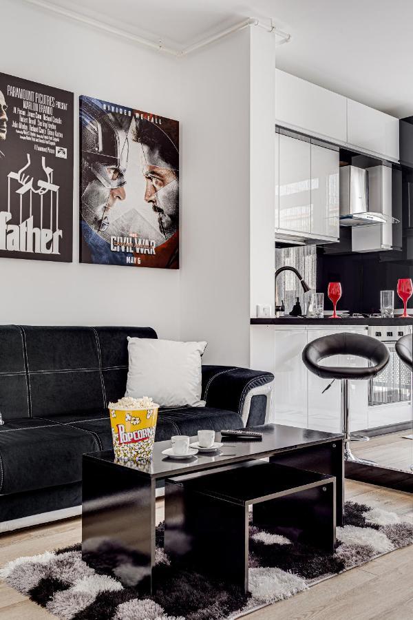 Appartamento Ari Cinema Apartament With 2M Videoproiector Arad Esterno foto