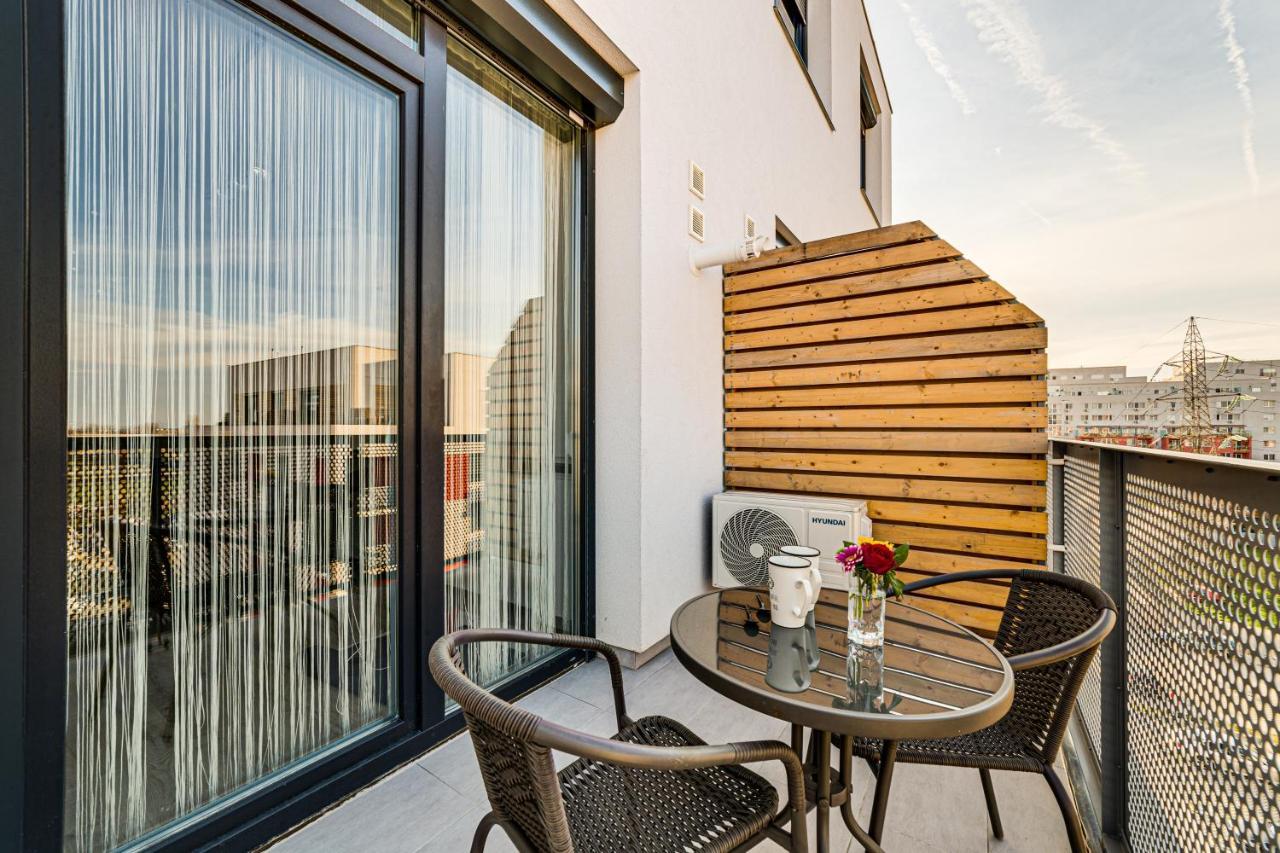 Appartamento Ari Cinema Apartament With 2M Videoproiector Arad Esterno foto