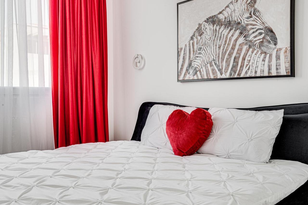 Appartamento Ari Cinema Apartament With 2M Videoproiector Arad Esterno foto
